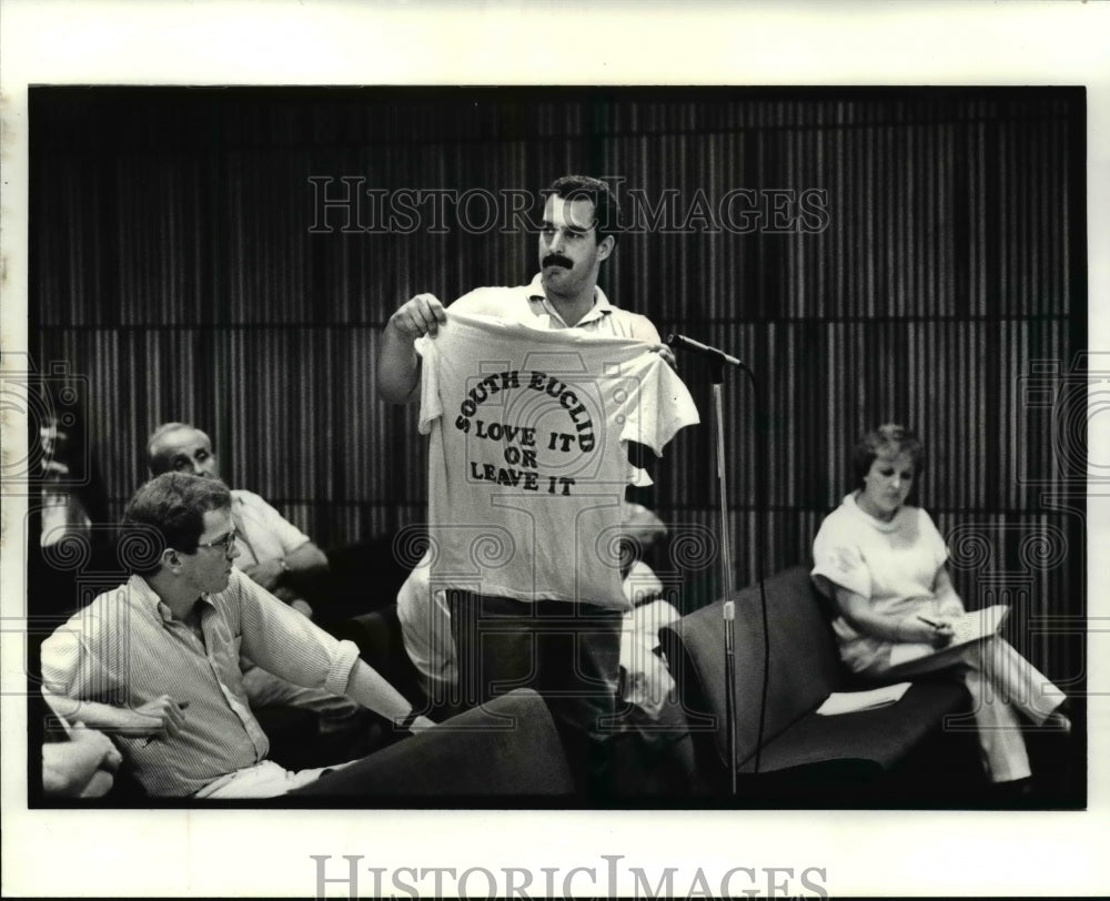 1987 Press Photo Tony Nista holds up T Shirt at South Euclid, Ohio City Meeting - Historic Images