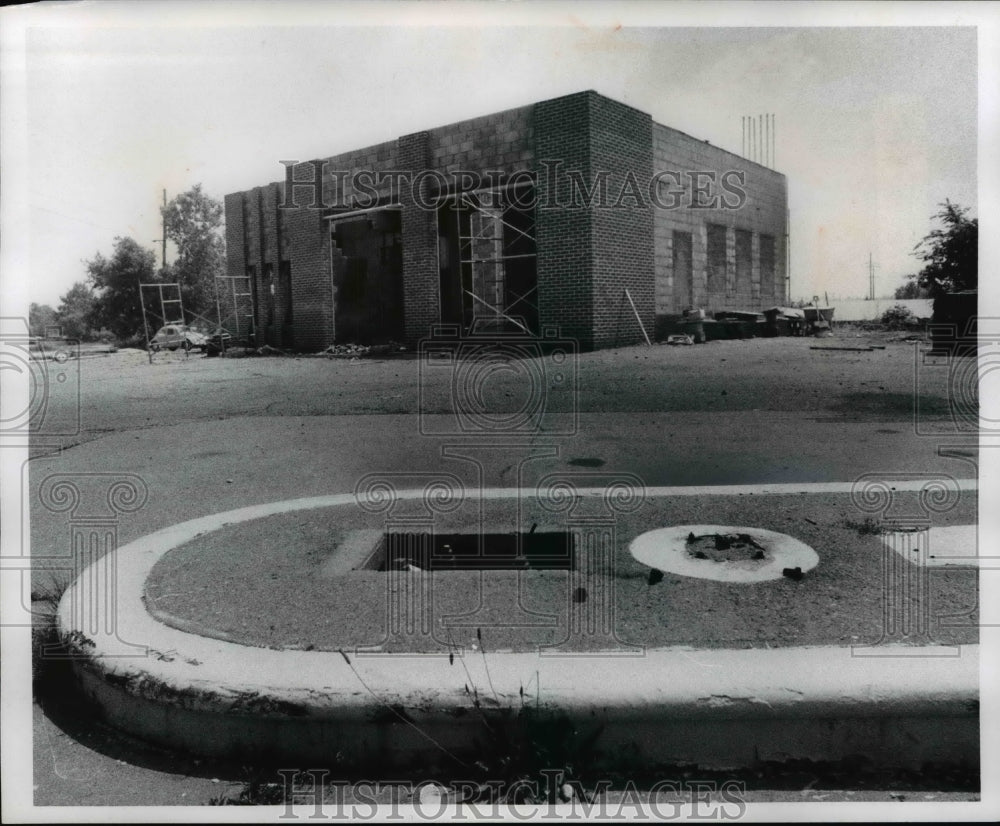 1974 Press Photo Gas station, now the fire station in Sheffield Ohio - Historic Images