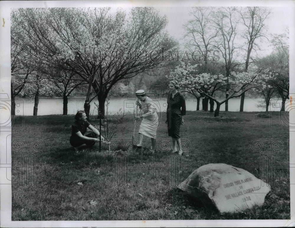 1960 Press Photo Mmes. J. Faucett, R. Jett and H. Merrke at Shaker Heights Ohio - Historic Images