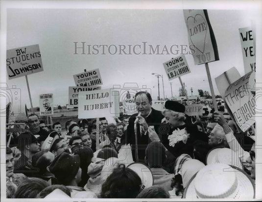 1964 Press Photo Hubert Humphrey during his visit in Cleveland, Ohio - Historic Images