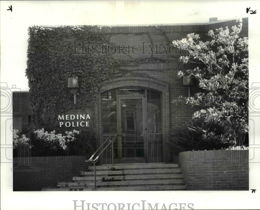 1986 Press Photo Medina Police Station entrance, Medina Ohio - Historic Images