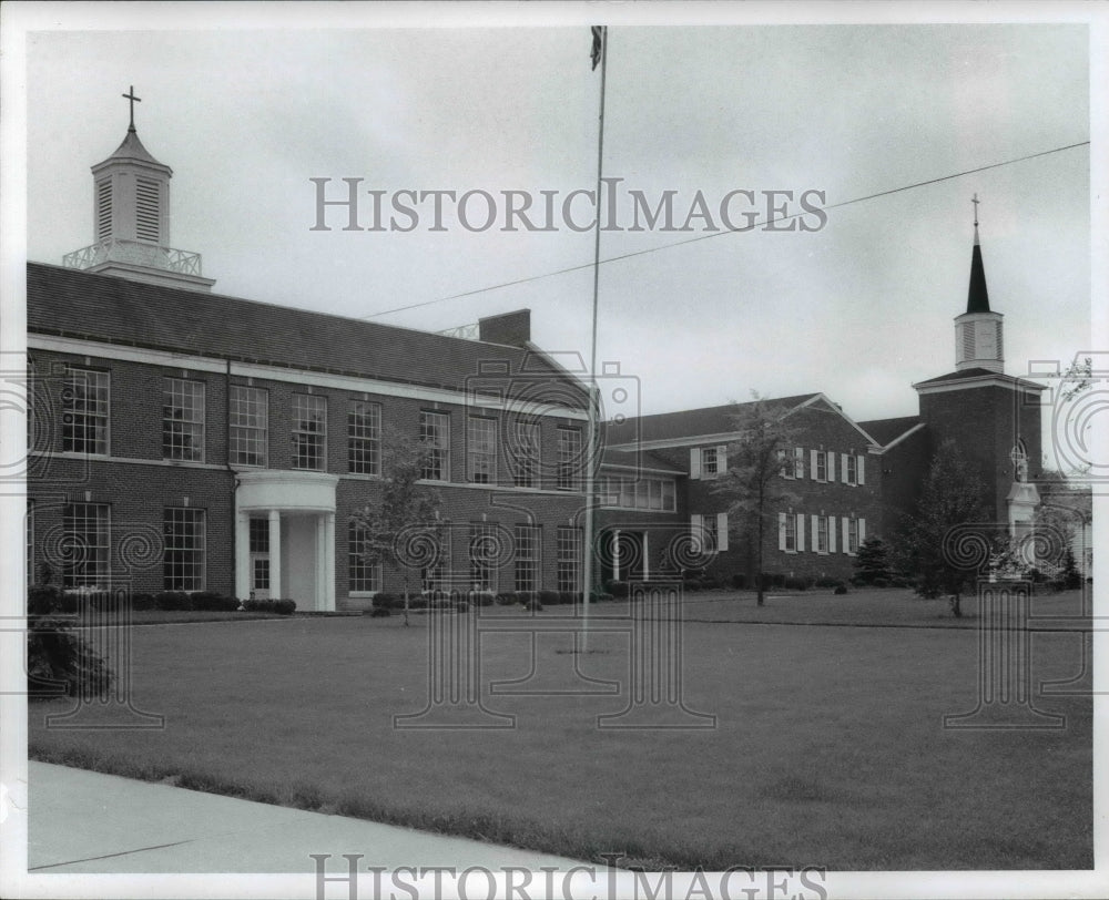 1971 Press Photo St. Francis Xavier School and Church, Medina Ohio - Historic Images
