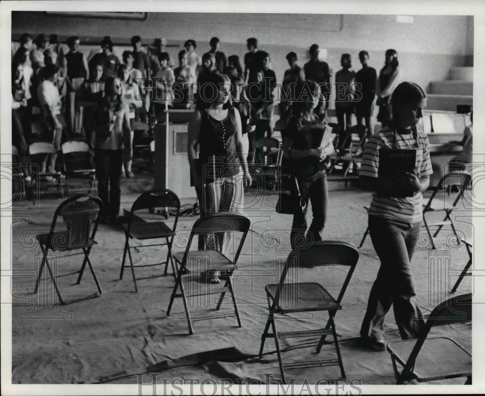 1971 Press Photo Rehearsing graduation, seniors from Ledgemont Hi- Thompson, O. - Historic Images