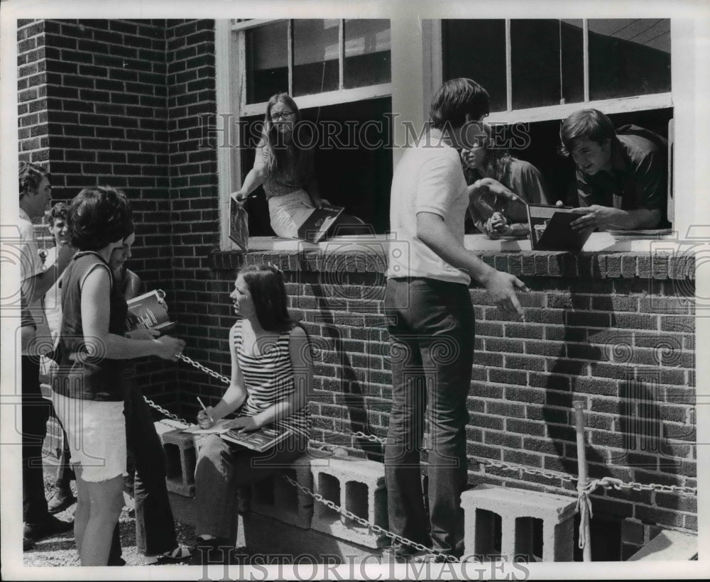 1971 Press Photo Seniors Gather Autographs - at Ledgemont Hi - Thompson Ohio - Historic Images