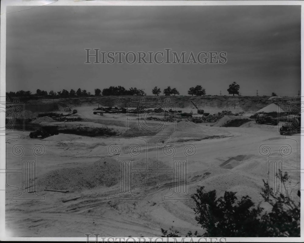 1956 Press Photo Sandpit at R.W. Sidley,  Inc. in Thompson, Ohio - Historic Images