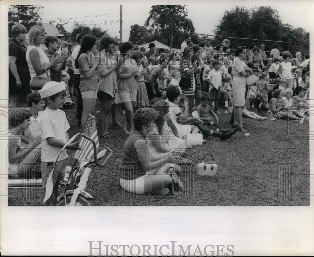 1970 Press Photo People enjoying bands performing - cvb03260 - Historic Images