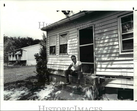 1987 Press Photo Leonard Gaines Jr., at his house  Twinsburg Hts., Ohio.. - Historic Images