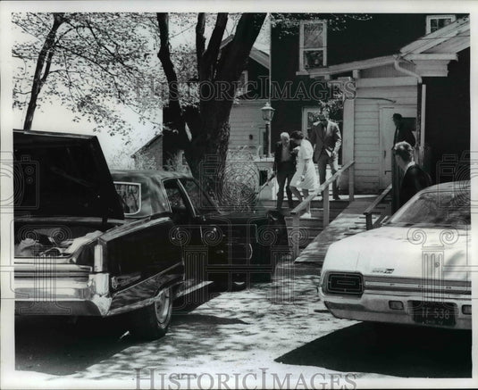 1972 Press Photo Patient helped out of Crestwood Nursing Home - Historic Images