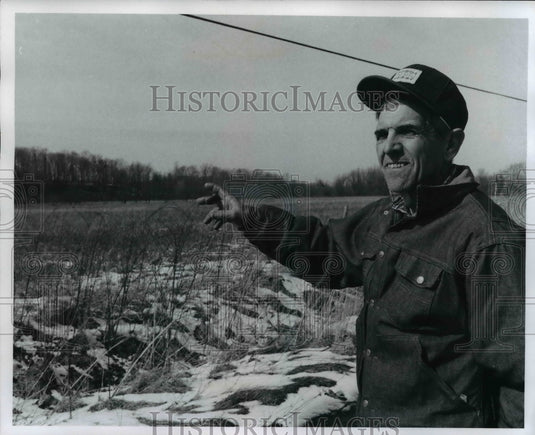 1974 Press Photo Gil Wolfe and proposed landfill at Valley City Ohio - Historic Images