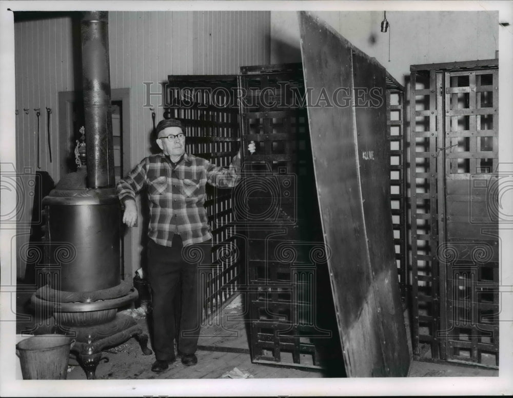 1962 Press Photo Earl Arnold at the old time jail in Medina Ohio - Historic Images