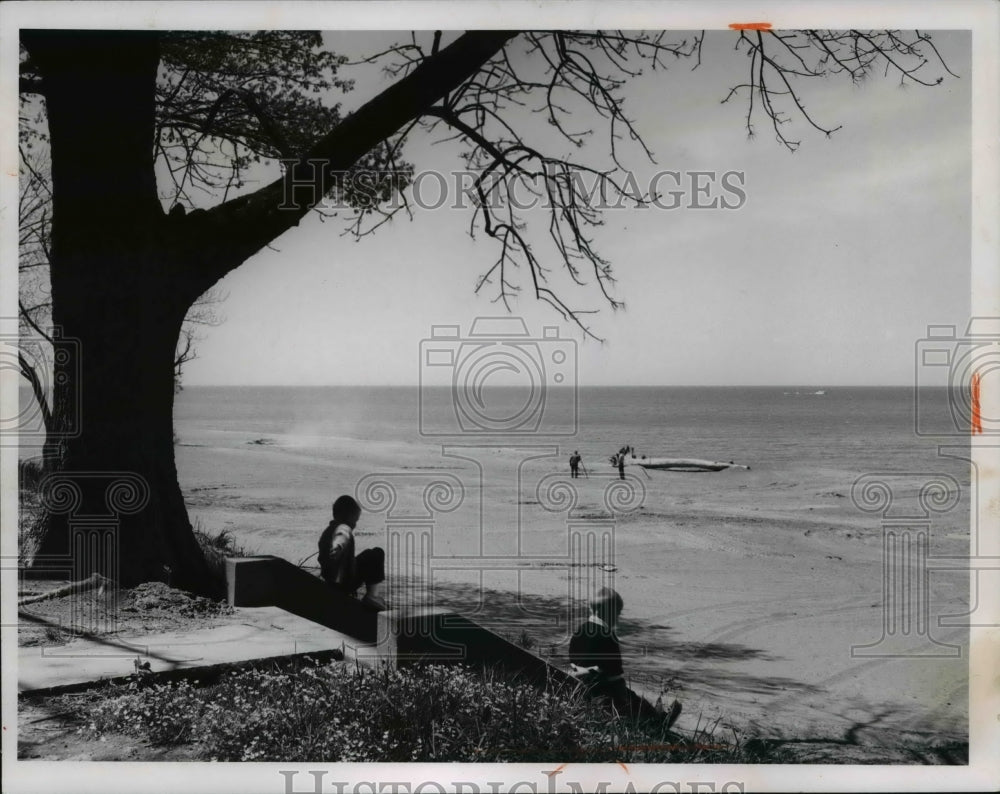 1966 Press Photo Playing at the lake in Vermilion Ohio - Historic Images