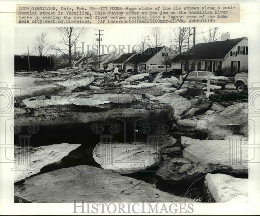 1985 Press Photo Huge slabs of ice along a residential street in Vermilion Ohio - Historic Images