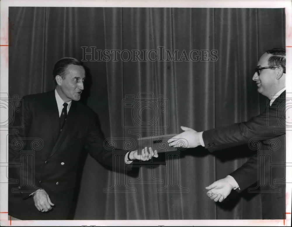 1968 Press Photo William Ashbolt and Charles Percent at Press Club Awards - Historic Images