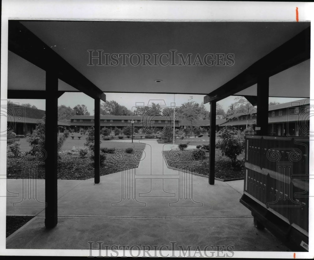 1974 Press Photo Golden Villa Senior Citizen housing center courtyard, Medina Oh - Historic Images