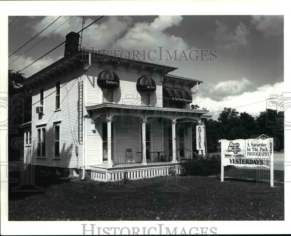 1991 Press Photo Maggie McGiggles Antiques and Photography in Mentor Ohio-Historic Images