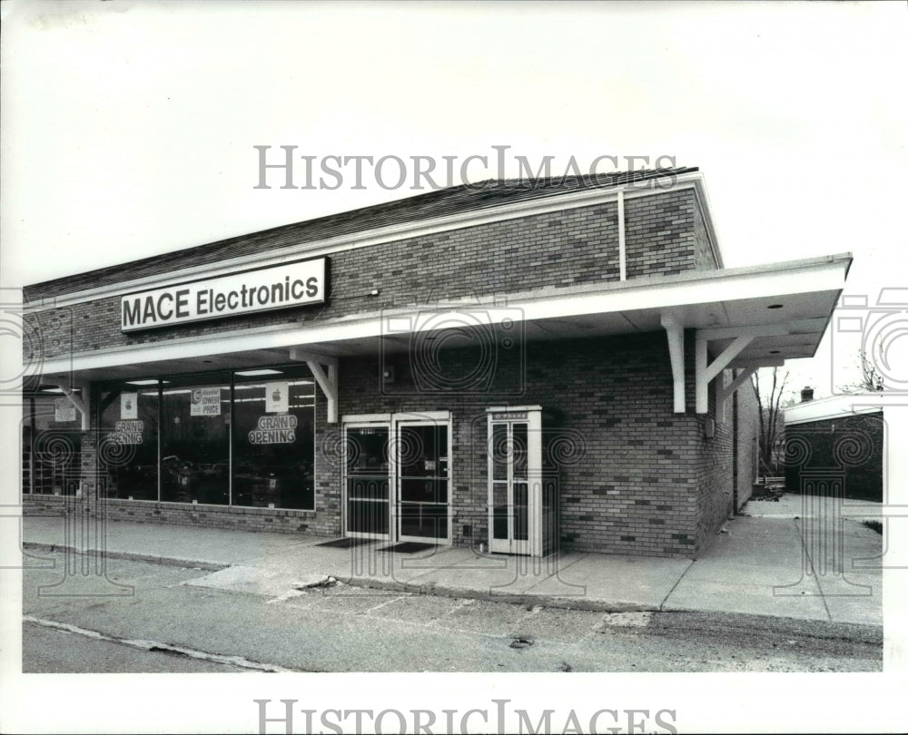 1986 Press Photo Mace Electronics, Mentor Ohio Store grand opening - Historic Images