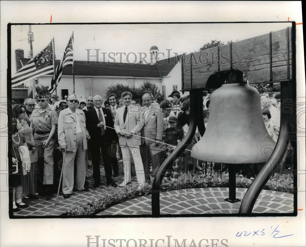 1976 Press Photo Mayor De John at Mayfield Heights Ohio, city hall bell ringing - Historic Images