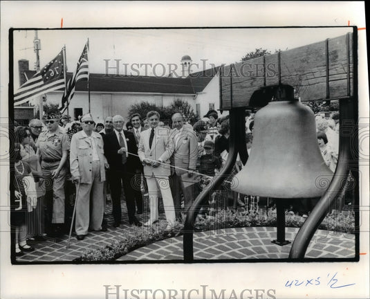 1976 Press Photo Mayor De John at Mayfield Heights Ohio, city hall bell ringing - Historic Images