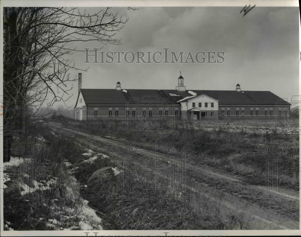 1954 Press Photo Weisberg Barn, 550 SOM Center Mayfield Village, Ohio - Historic Images