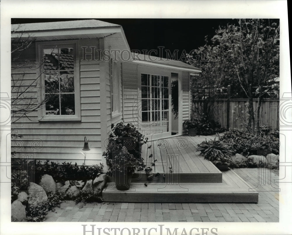 1985 Press Photo Connelly, Landscaping inner city small backyard - Historic Images