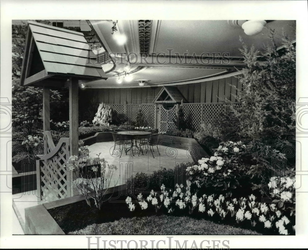 1985 Press Photo Barnes Nursery pair of roofed portals - Historic Images