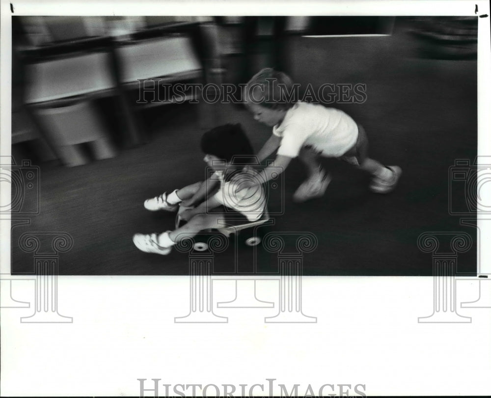 1989 Press Photo Jeff Lusher and Christopher Bean of Little Tikes Day Care, Ohio - Historic Images