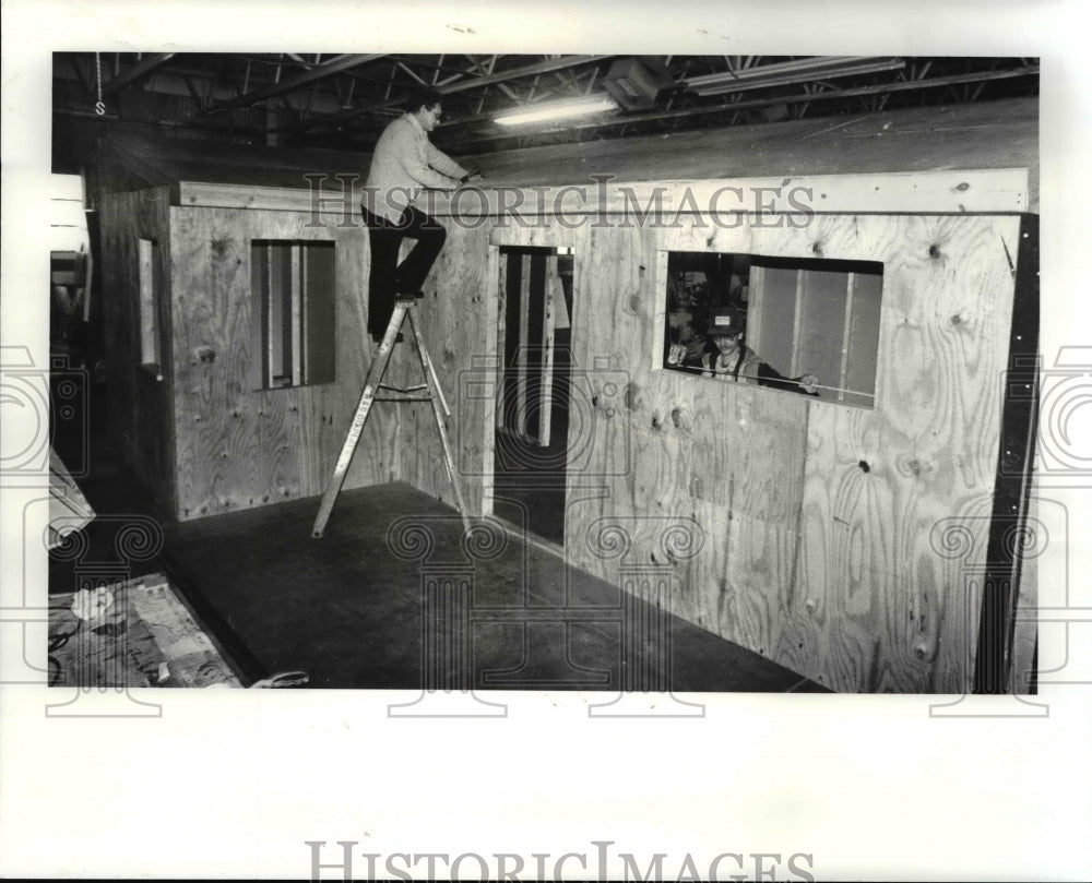 1988 Press Photo Larry Lengle,on ladder and Orval Neely, in window - Historic Images