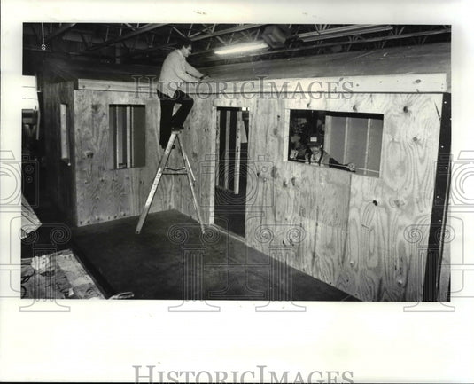 1988 Press Photo Larry Lengle,on ladder and Orval Neely, in window - Historic Images