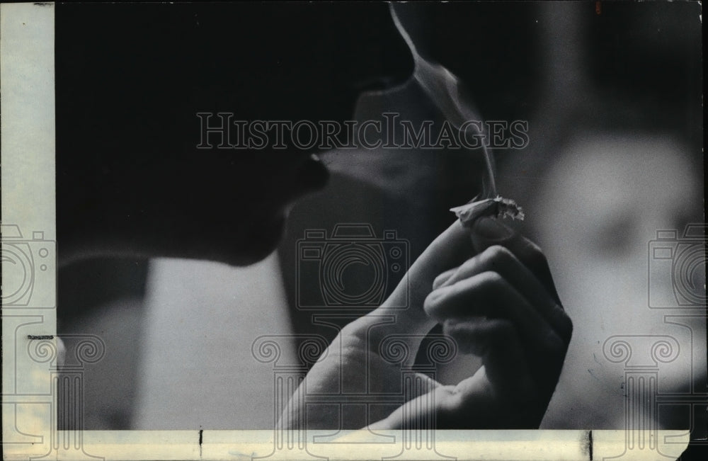 1970 Press Photo A drug addict&#39;s smoke inhailing - Historic Images