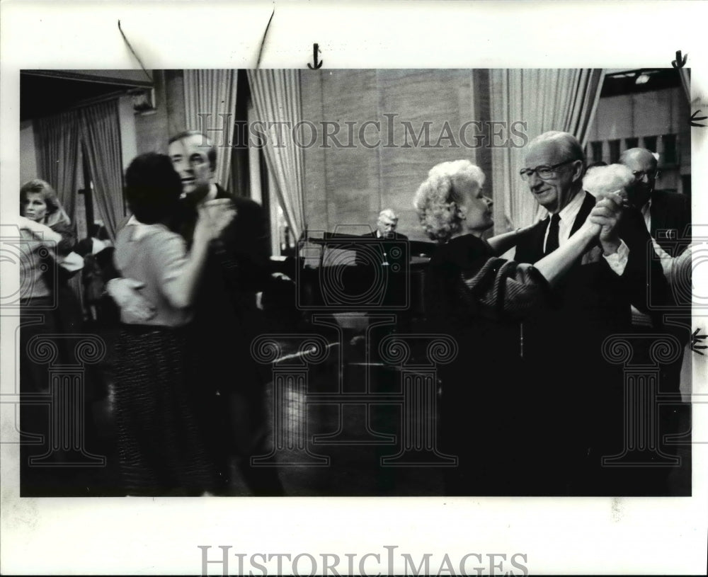 1985 Press Photo Couple on the right, Hal Findley and Faye Gehringer - Historic Images