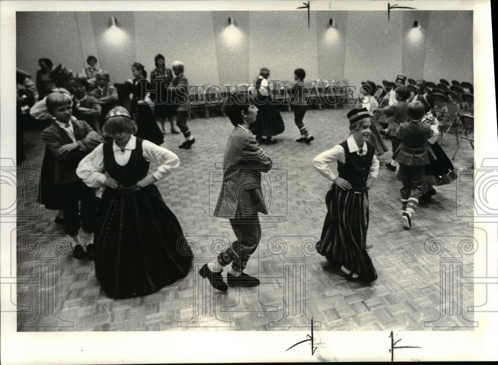 1982 Press Photo Ethnic Dancers - Latvian - Historic Images