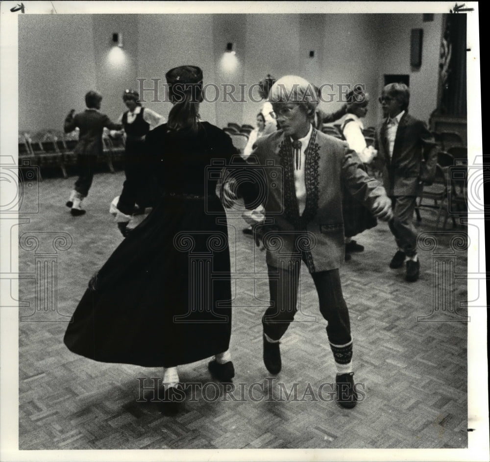 1982 Press Photo Ethnic Dancers - Latvian - Historic Images