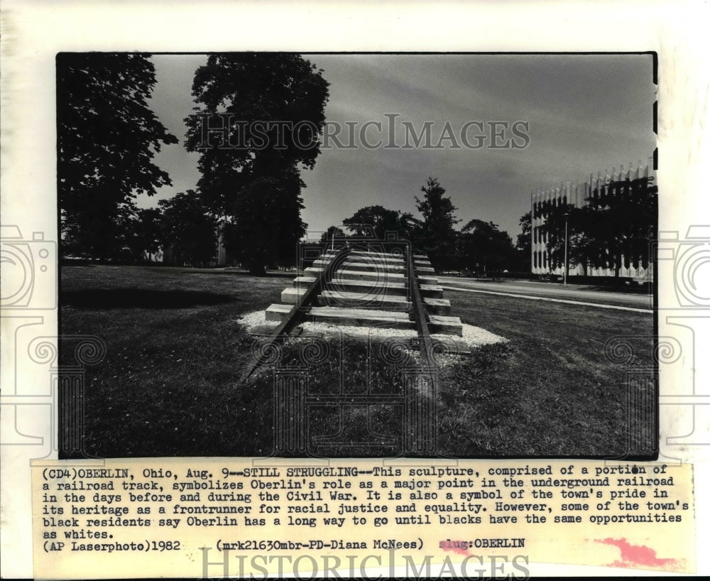 1982 Press Photo Ohio Oberlin - Sculpture symbolizes underground railroad - Historic Images