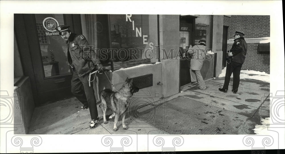 1982 Press Photo Officer Conrad Straube and Smoky check out area - Historic Images