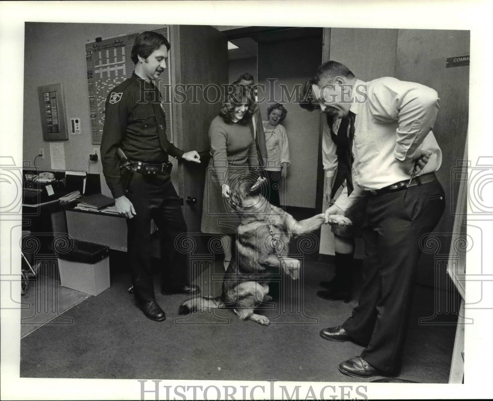 1982 Press Photo Officer Conrad Straube and Smoky check in with fellow officers - Historic Images