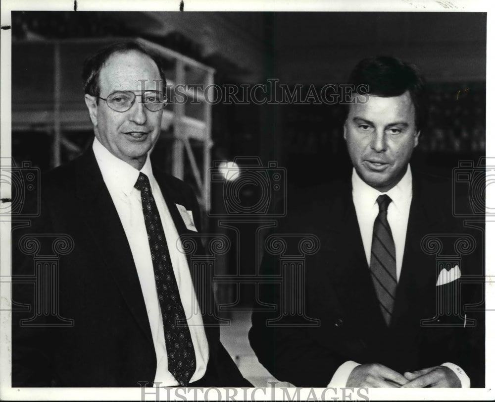 1988 Press Photo Al Ratner of Forest City Ent. &amp; Leo Hart, VP Ritzcarlton Hotel - Historic Images