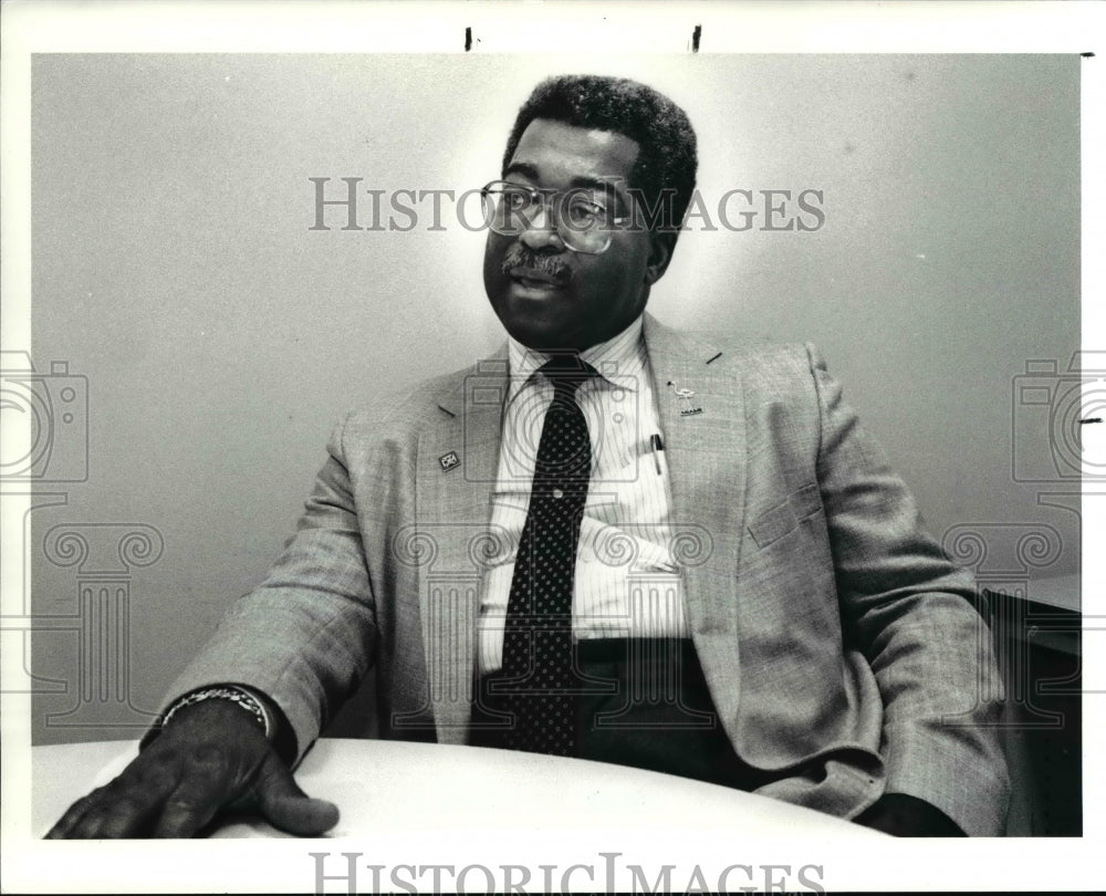 1991 Press Photo Rev. Earl Preston Jr. interview about Easter Musical Program - Historic Images