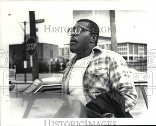1989 Press Photo Anthony Roscoe Sr. taken into police custody - Historic Images