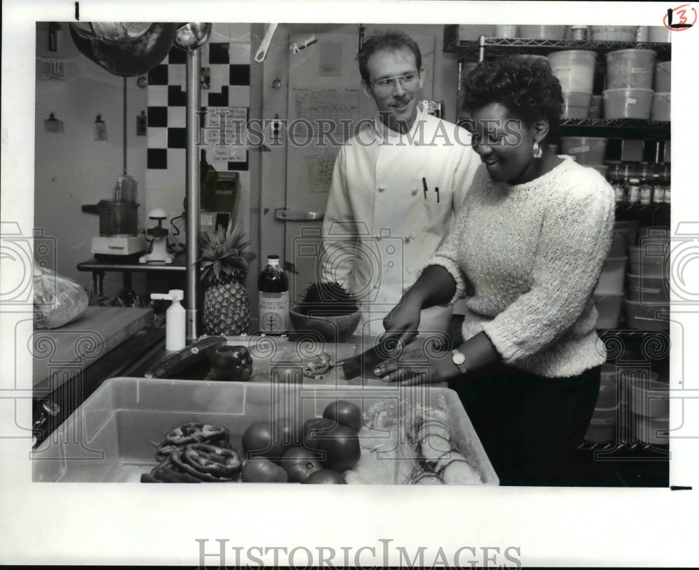 1989 Press Photo Chef Dan Remark and Sharon Supervisor Roberson - Historic Images