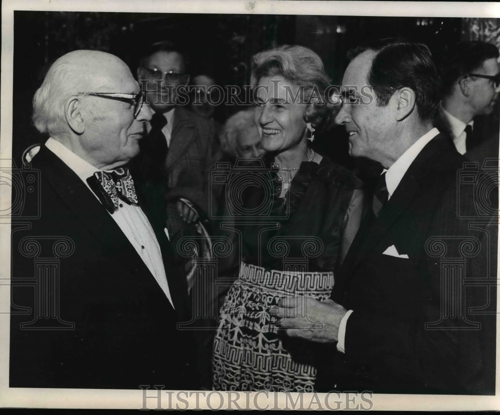 1971 Press Photo Impressario Sol Hurok (left) and Mr. and Mrs. Alfred M. Rankin. - Historic Images
