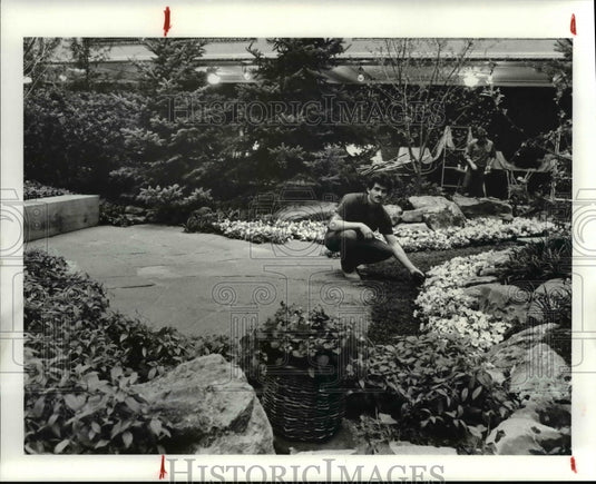 1985 Press Photo Jensen's Rob Welch filling in mulch during the flower show - Historic Images