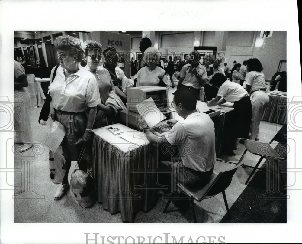 1989 Press Photo Visitors at the Health and Beauty Exposition - Historic Images