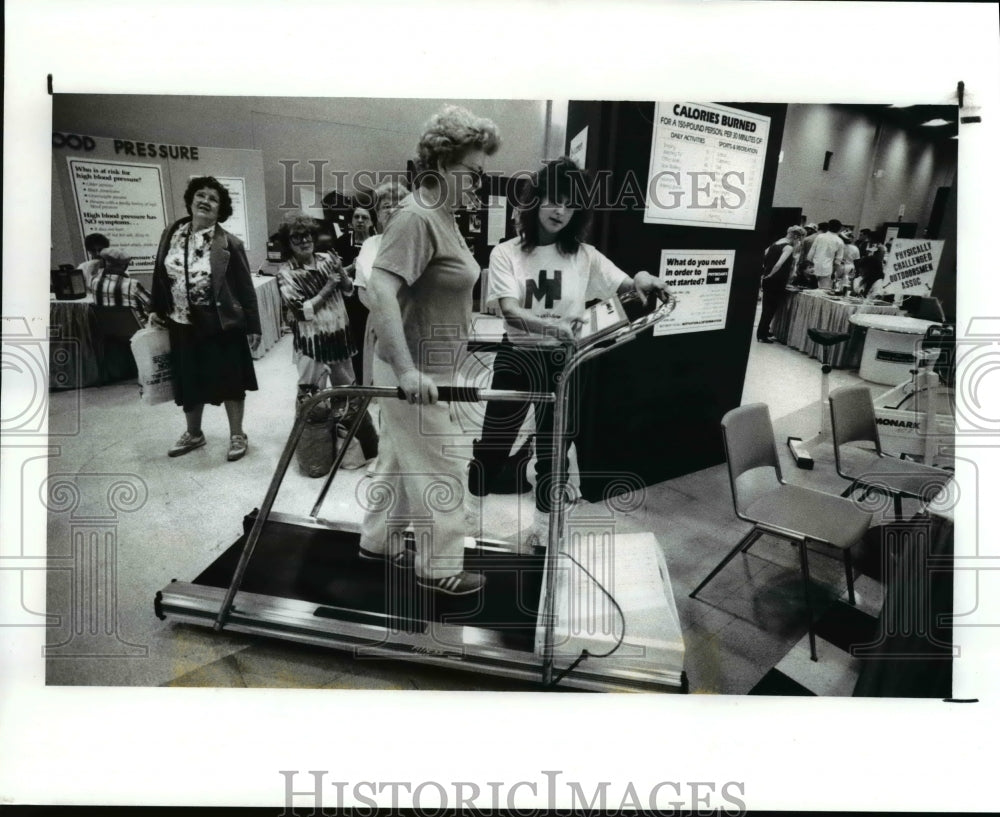 1989 Press Photo Visitors at the Health and Beauty Exposition - Historic Images