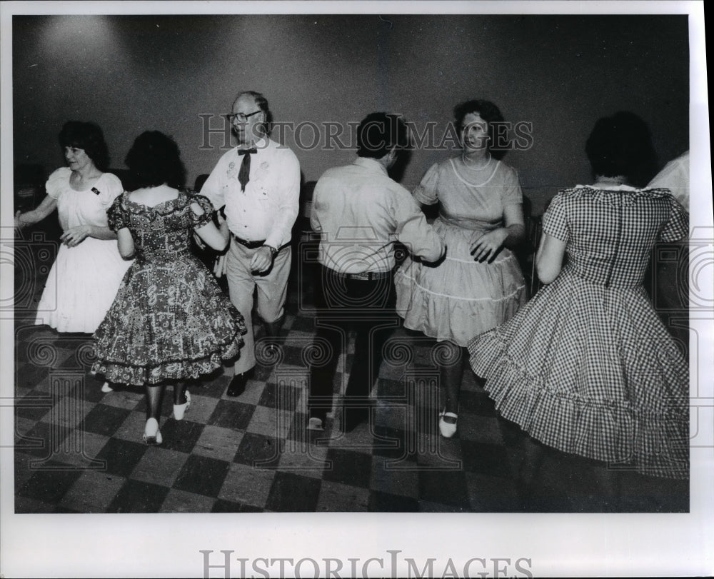 1979 Press Photo Lakewood Grand Square Dancing, Lakewood City hall, Ohio-Historic Images