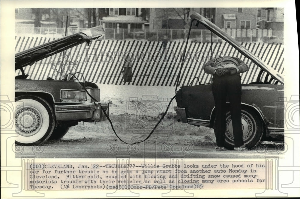 1985 Press Photo Willi Grubbs looks under the hood of his car (Jump Start) - Historic Images