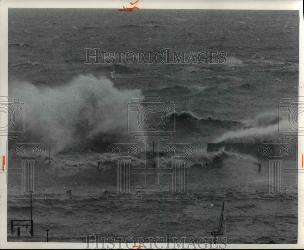 1972 Press Photo Broken breakwall off Gordon Park near E 72nd - Historic Images