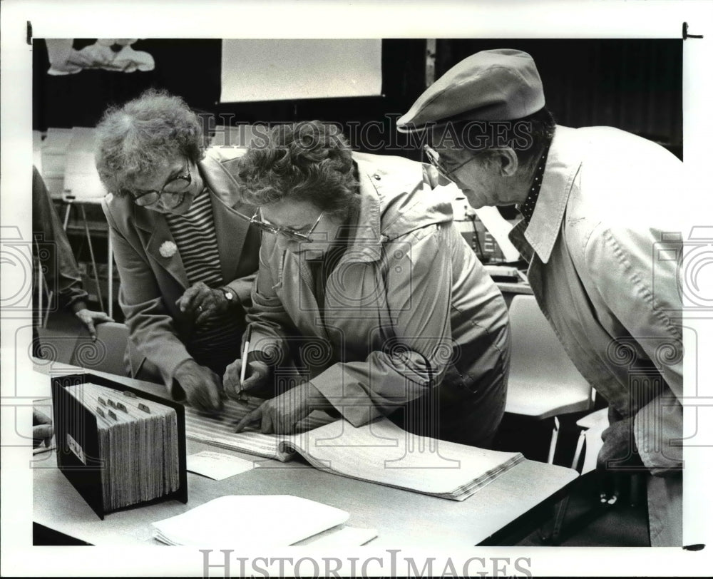 1987 Press Photo Election Judge Ann Kreiser at Irving School during voting - Historic Images