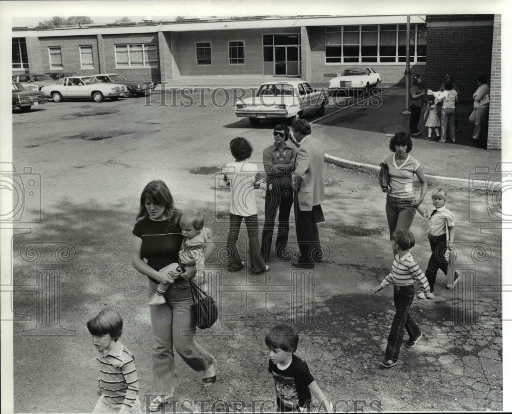 1982 Press Photo Parents and Detectives at the Gorrell Elementary School - Historic Images