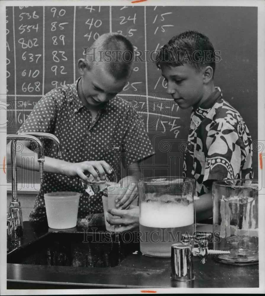 1966 Press Photo Left to right; Charles Gosnell and Kim Allbritan - Historic Images