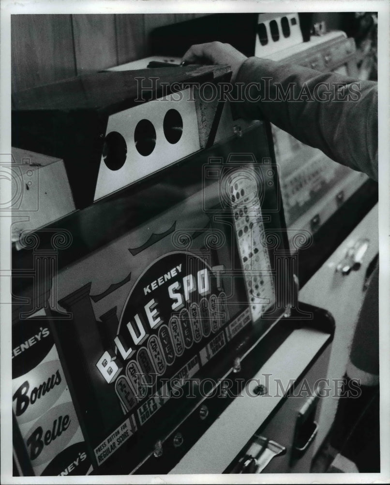 1973 Press Photo Closing of slot machine in Belmont County - St. Clairsille Ohio - Historic Images